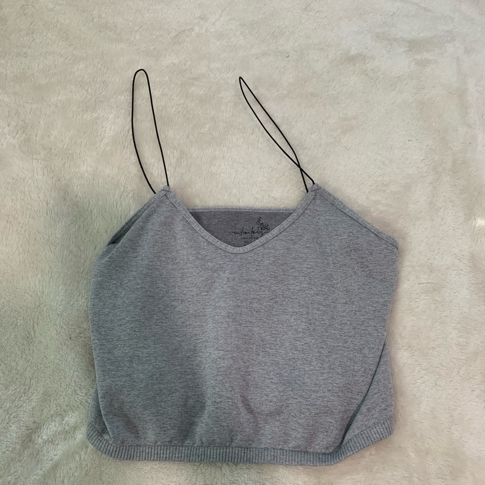 grey tank top